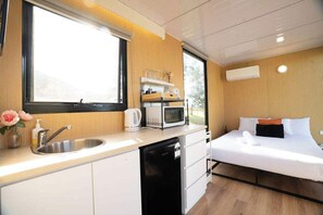 1 bedroom, bed sheets