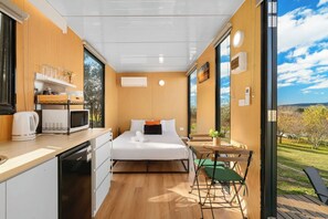 1 habitación, cuna de viaje y ropa de cama