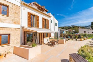 Exterior - Sailor's house in front of the island of dragonera (Sant Elm)
