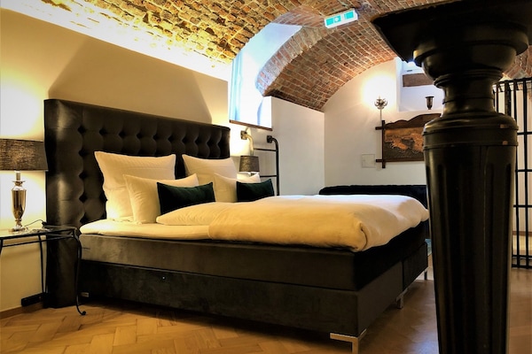 Luksussviitti | Ylelliset vuodevaatteet, minibaari, yksilöllisesti sisustettu