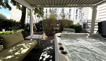 Luxury Condo | Private spa tub
