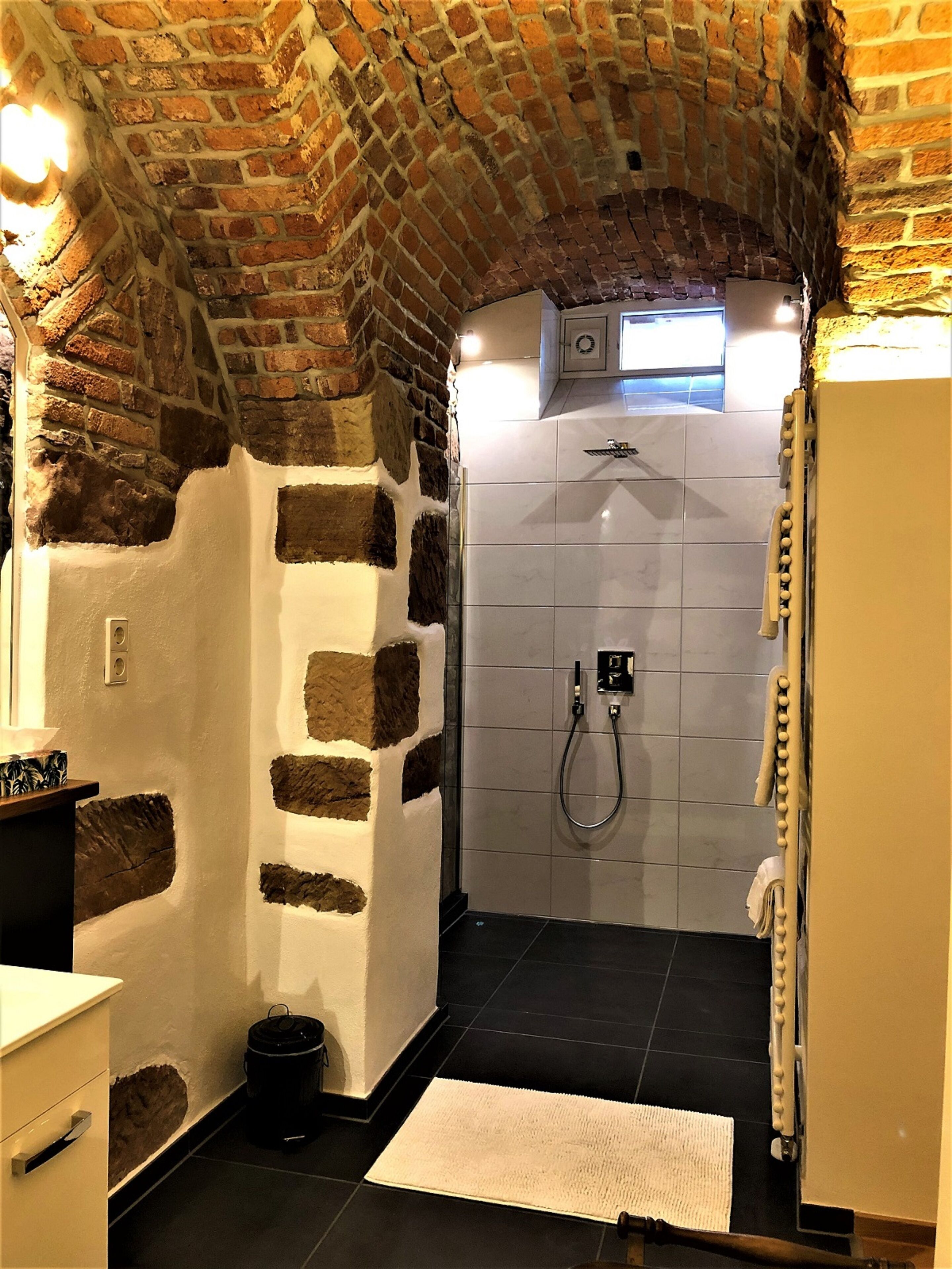 Luxury-Suite | Badezimmer | Regendusche, Designer-Toilettenartikel, Haartrockner, Bademäntel