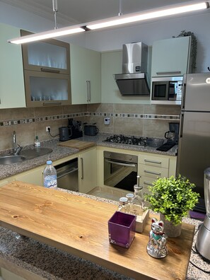 Refrigerador, microondas, horno, placa de cocina