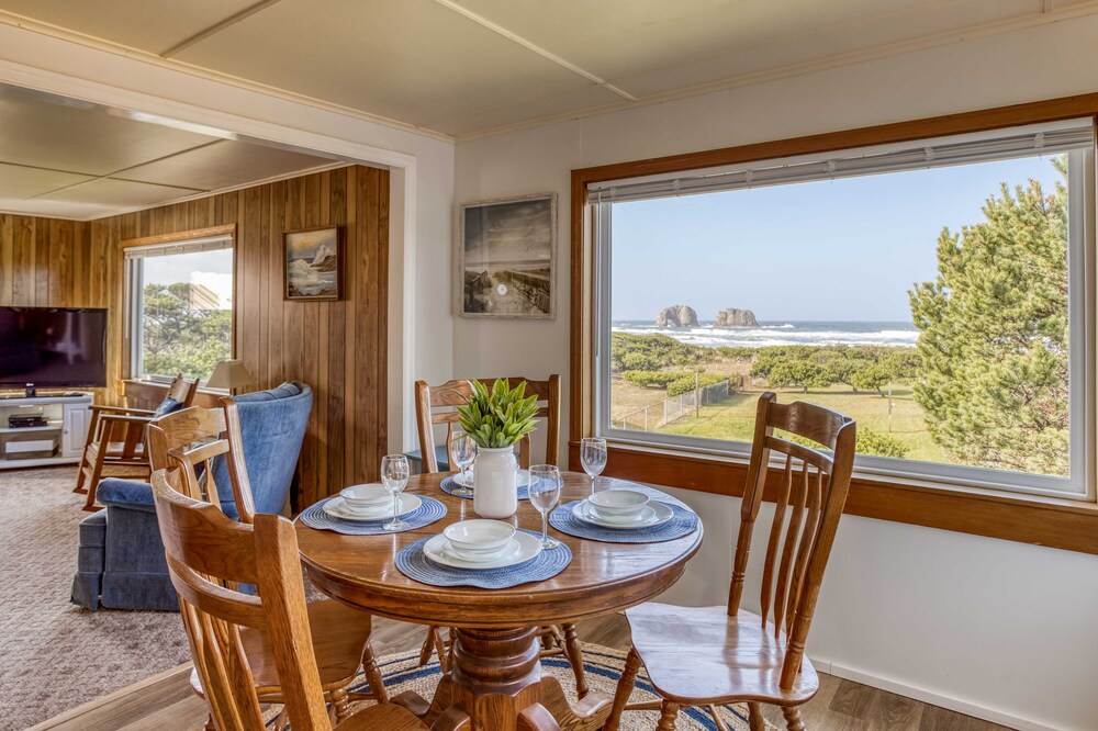 Cozy Upper-Level Duplex Home has Twin Rocks Views and Immediate Beach Access!