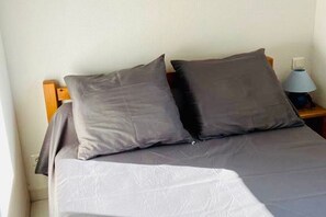 2 bedrooms, iron/ironing board, free WiFi