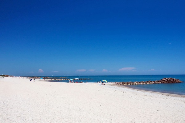 Na praia, espreguiçadeiras