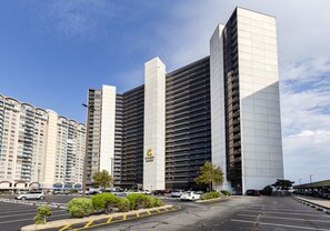 Experience the sleek, contemporary design of Golden Sands, a high-rise hotel with modern architecture and stunning city views.