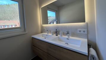 Een douche, handdoeken, zeep