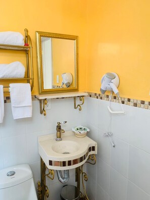 Deluxe Room, 1 Bedroom, Accessible | Bathroom