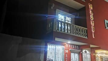 Vista frontal de la propiedad