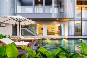 Outdoor pool, pool loungers - Thuan Hue Boutique Hotel - Nam Hoi An (Da Nang)