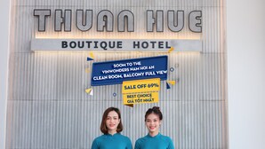A sign for Thuan Hieu Boutique Hotel advertising a sale and a clean room view. - Thuan Hue Boutique Hotel - Nam Hoi An (Da Nang)