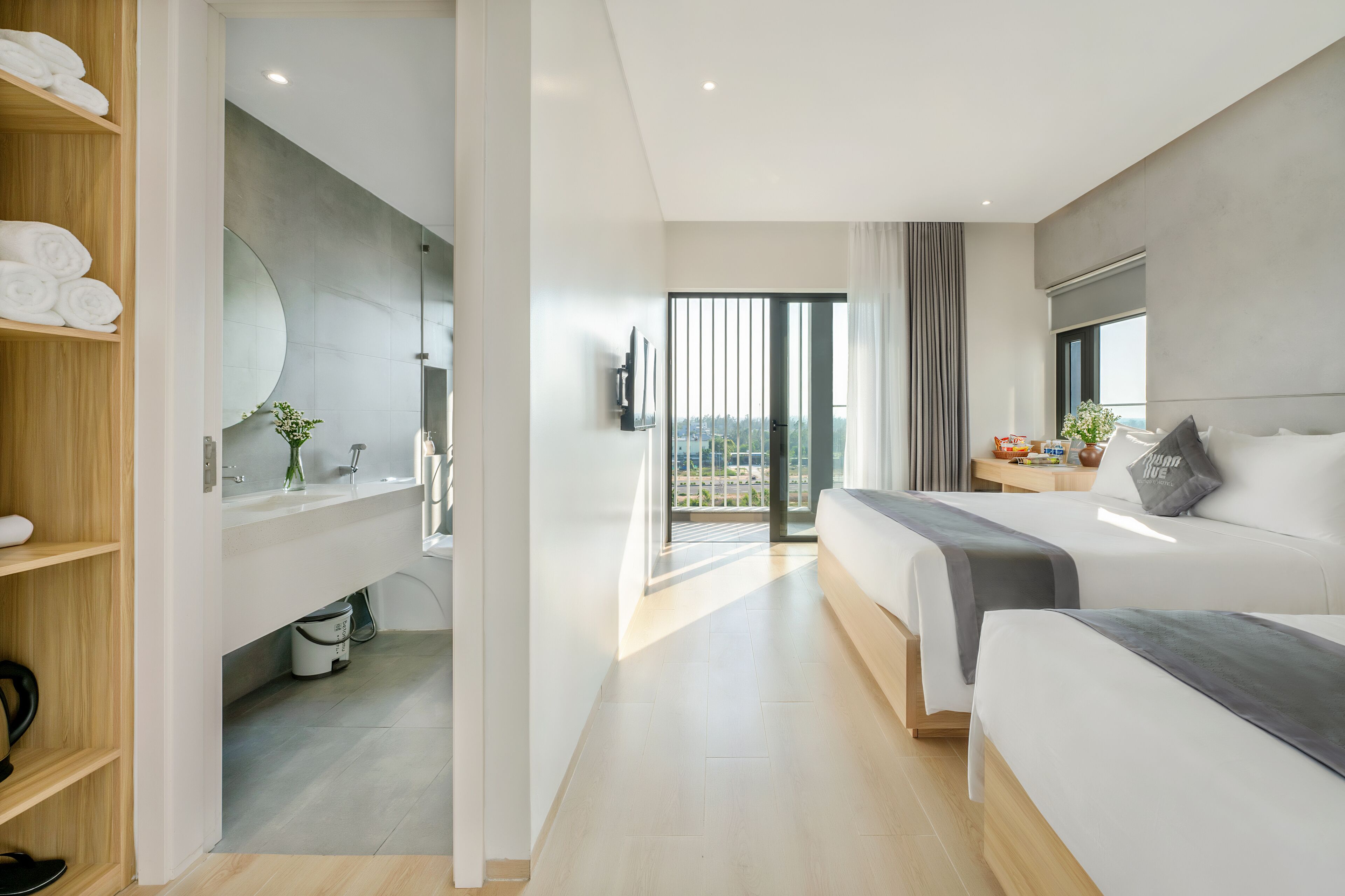 Habitación triple Deluxe | Minibar, escritorio, sistema de insonorización