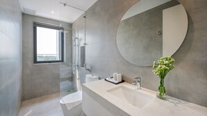 A modern bathroom with a large mirror, a shower, and a sink. - Thuan Hue Boutique Hotel - Nam Hoi An (Da Nang)