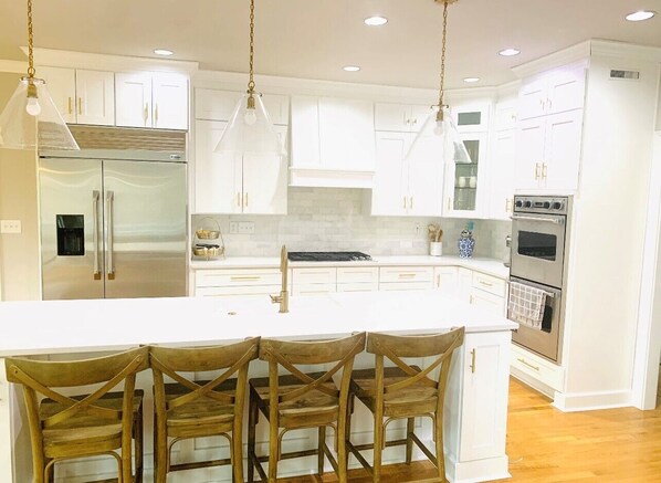 Kjøleskap, mikrobølgeovn, ovn og kokeplater