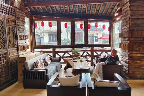 Un interior de madera tradicional con un sofá, una mesa y elementos decorativos.