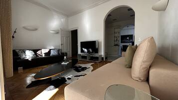 Smart-TV, Kamin, Bücher