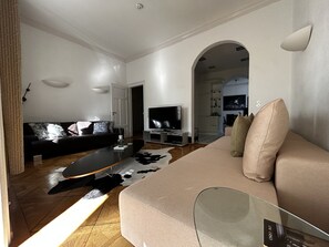 Smart TV, chimenea y libros