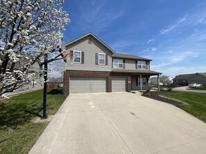 Exterior - Giant Jacobus! 5 Bedroom Mini Mansion! Sleeps 14+ (Fort Wayne)