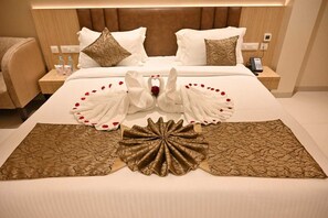 Egyptian cotton sheets, premium bedding, memory-foam beds, minibar - All Seasons (Lucknow)