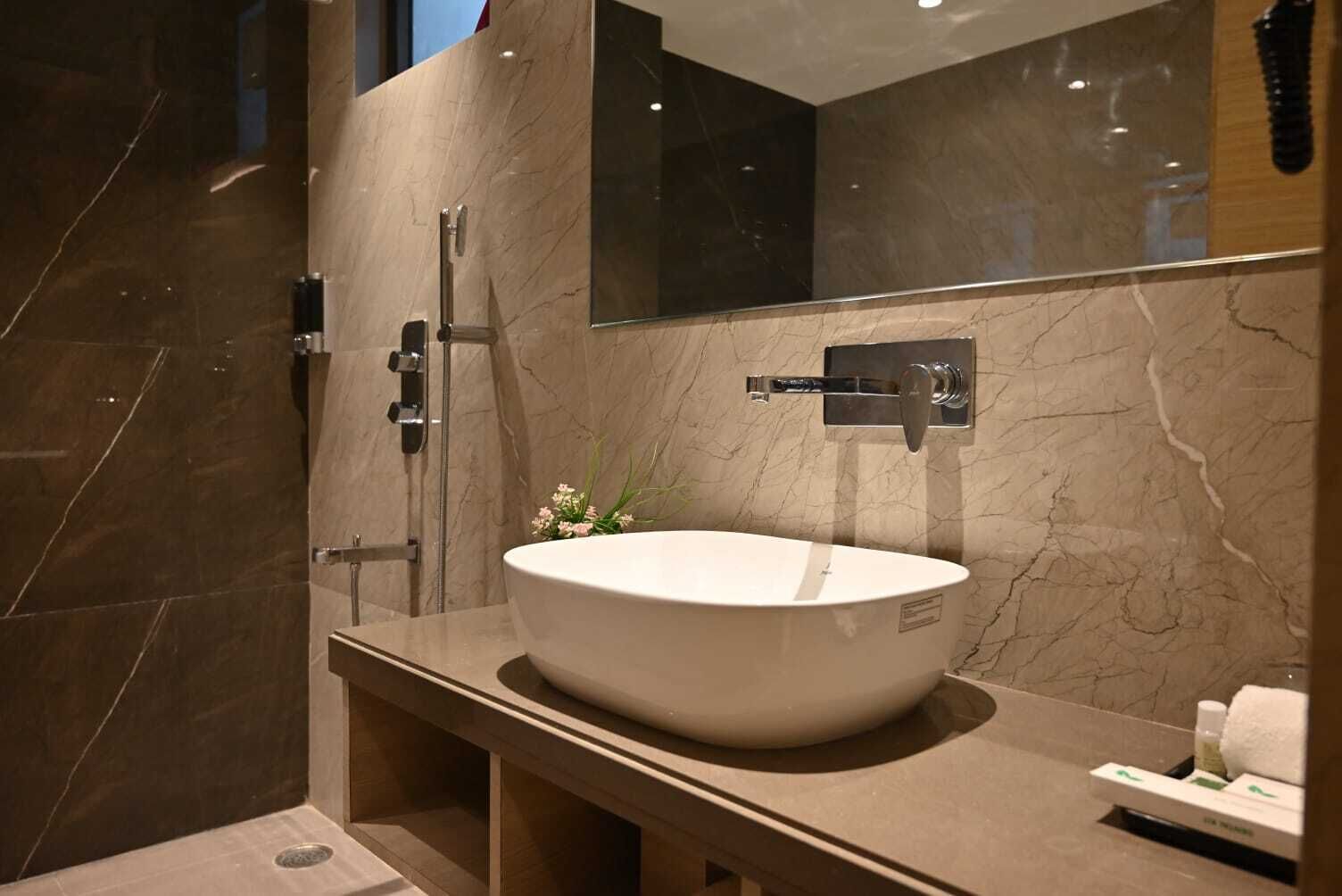 Een douche, een regendouche, gratis toiletartikelen, een haardroger