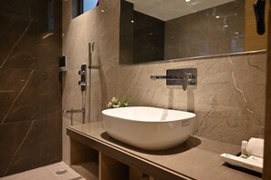 Een douche, een regendouche, gratis toiletartikelen, een haardroger