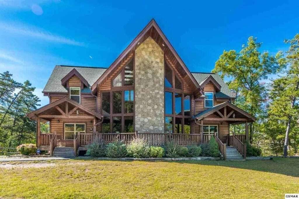Luxurious 4BD Lodge with HOT TUB! Fireplace!
