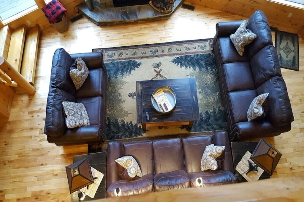 Luxurious 4BD Lodge with HOT TUB! Fireplace!