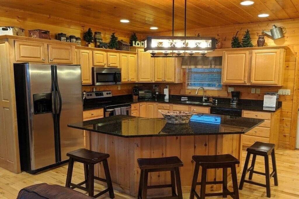 Luxurious 4BD Lodge with HOT TUB! Fireplace!
