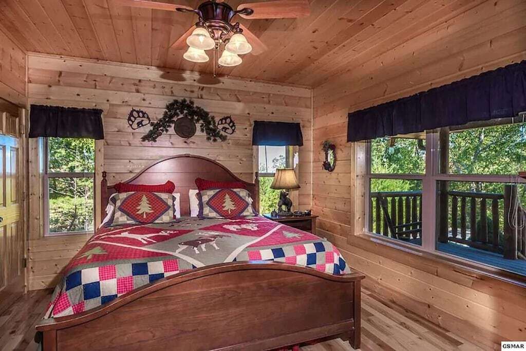 Luxurious 4BD Lodge with HOT TUB! Fireplace!
