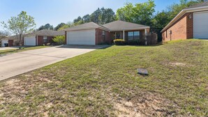 A residential area with two houses, each with a garage, a well-maintained lawn, and a clear sky. - Hotty Toddy get away in Oxford! (Oxford)