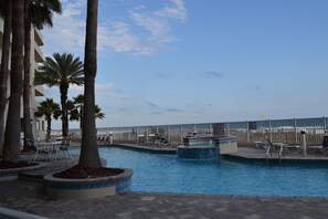 Una piscina techada, una piscina al aire libre