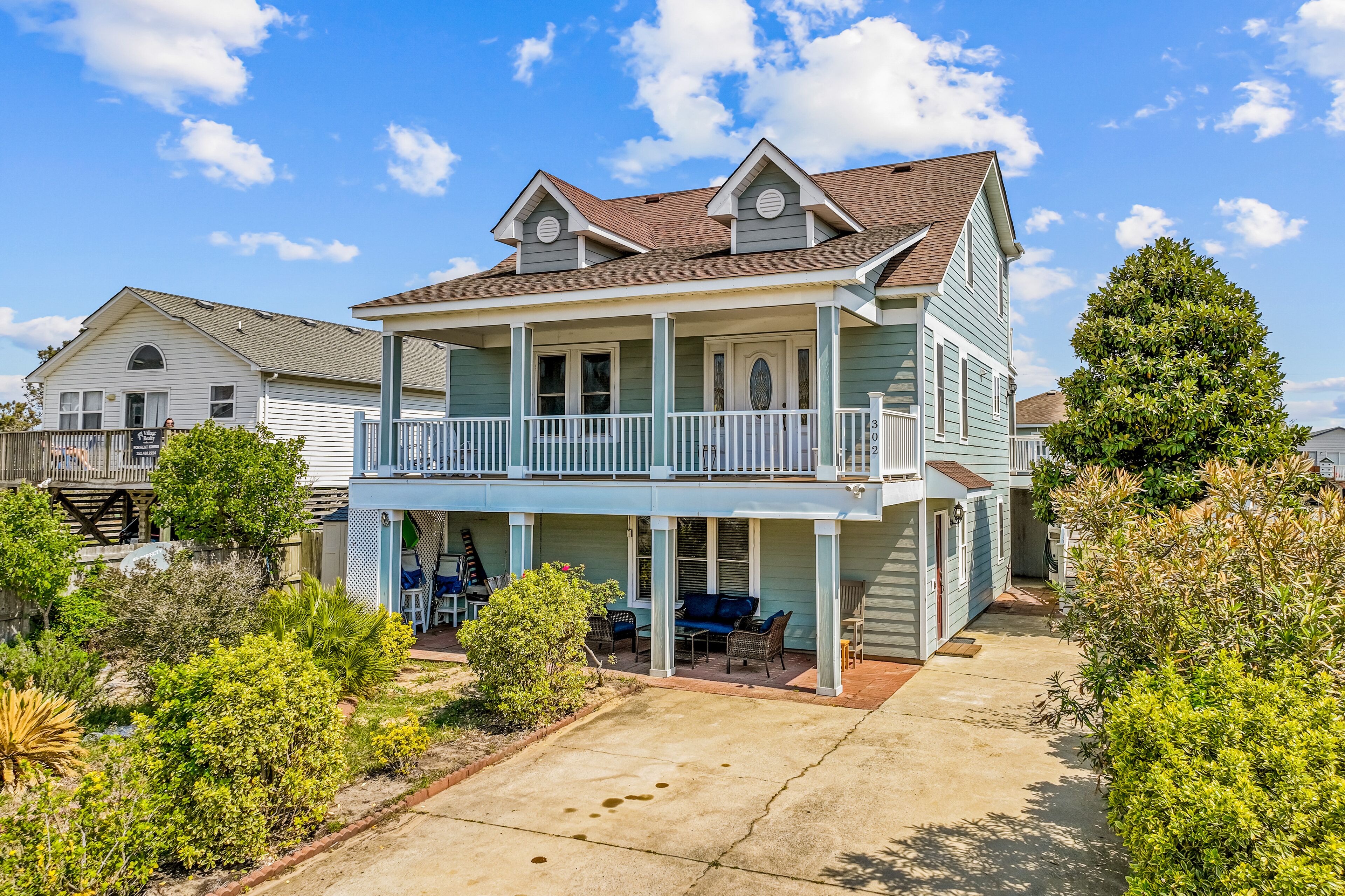 Dog-friendly beach house with outdoor kitchen, covered patio, deck, AC, & W/D