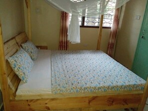 Habitación básica doble | Muebles diferentes, espacio para trabajar con laptop y wifi gratis