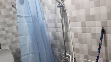 Basic Double Room | Bathroom | Towels