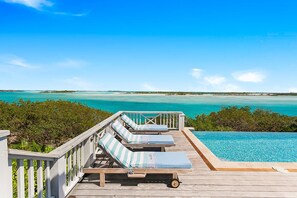 Property grounds - Bakari House - Luxury Oceanfront Villa w/ Spectacular View, Pool, Spa and Dock (Hartswell)
