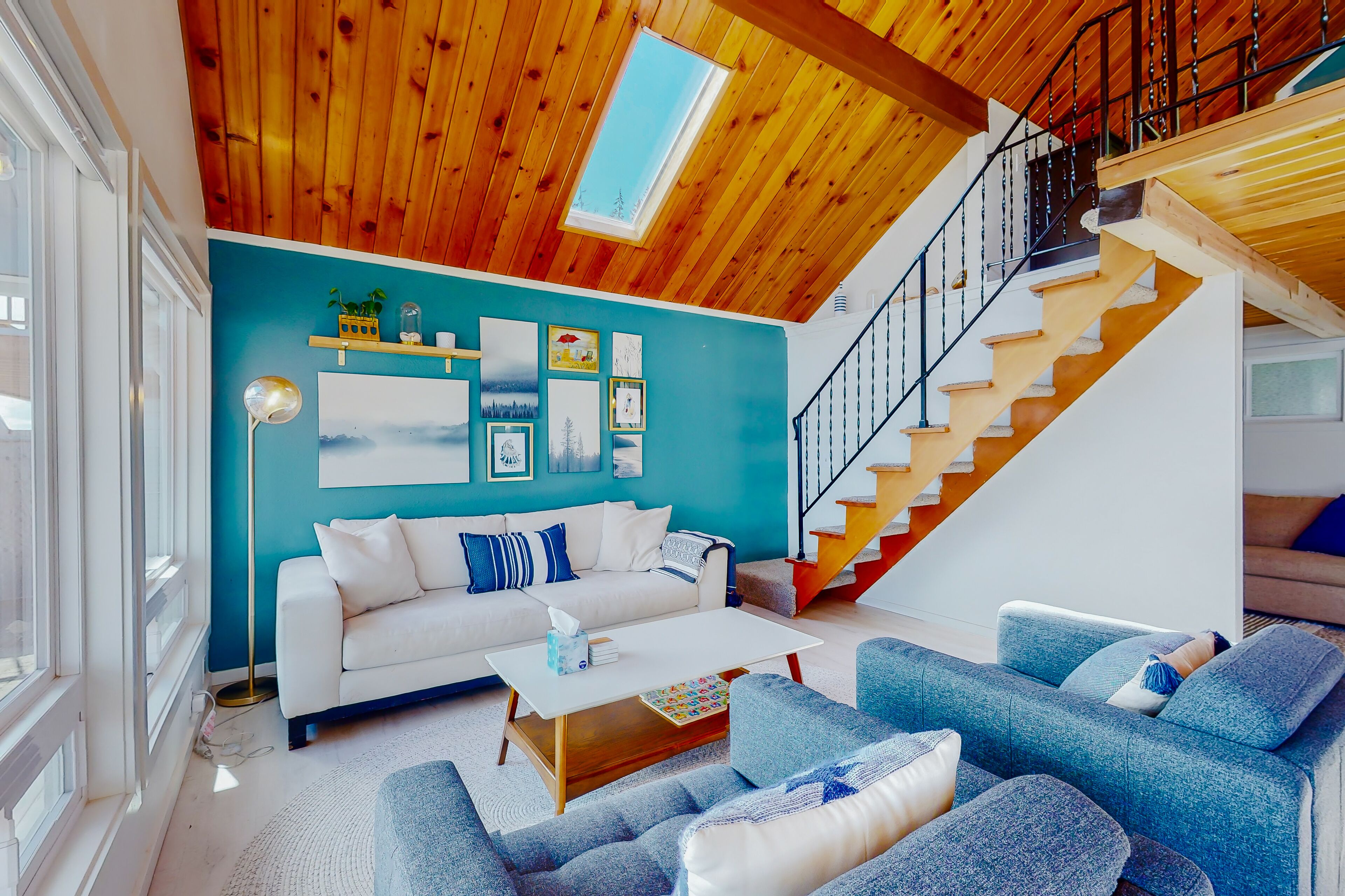 Waterfront cottage with amazing views, furnished deck, & full kitchen
