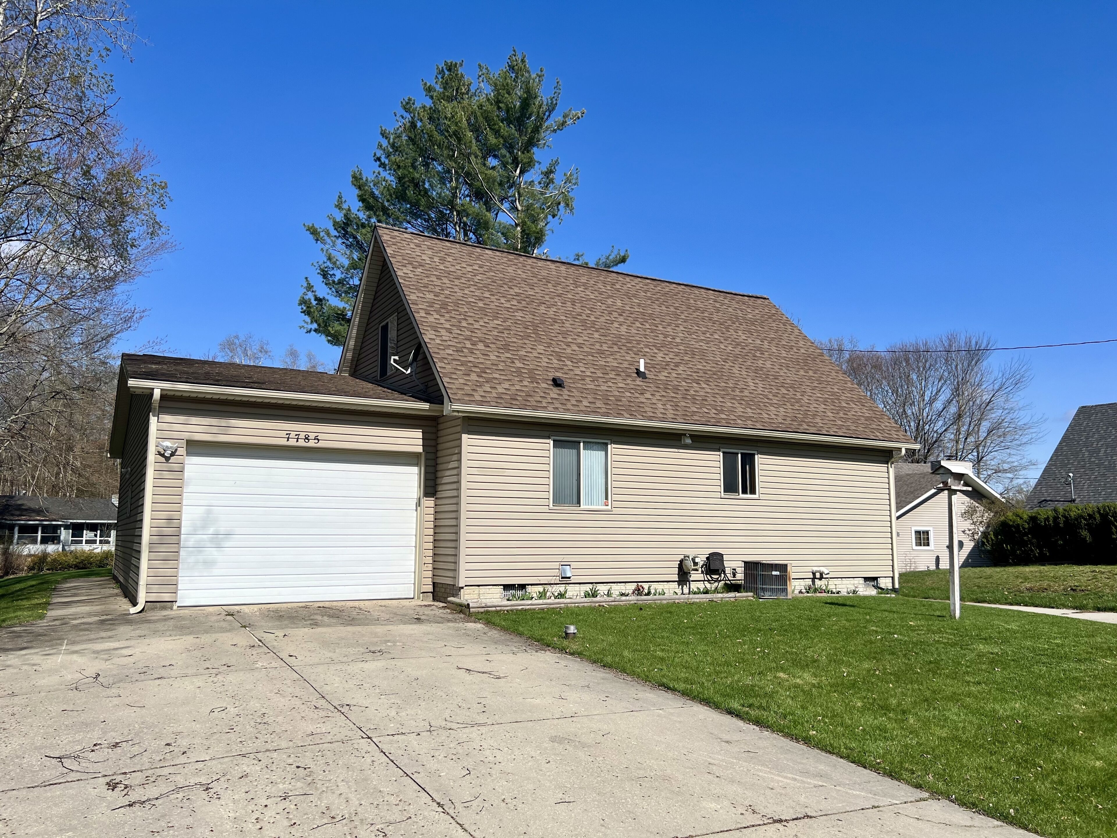 Cozy Cottage with Lake Access