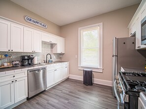 Private kitchen - Marietta Square's Home Away! (Marietta)