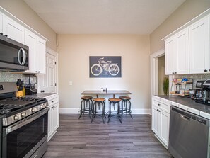 Private kitchen - Marietta Square's Home Away! (Marietta)