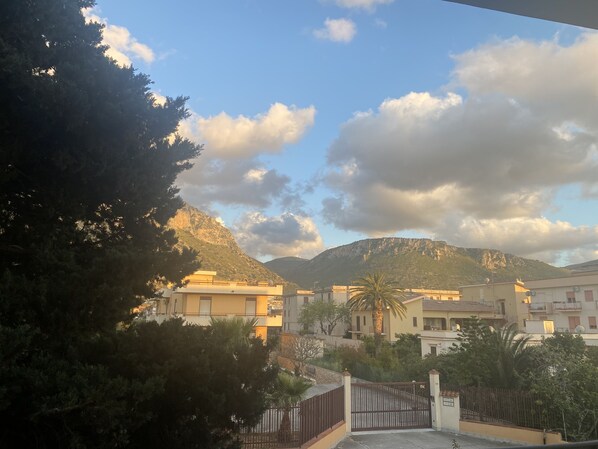 View from property - Renovated apartment, mountain view, 5 min from the beach! (Cinisi)