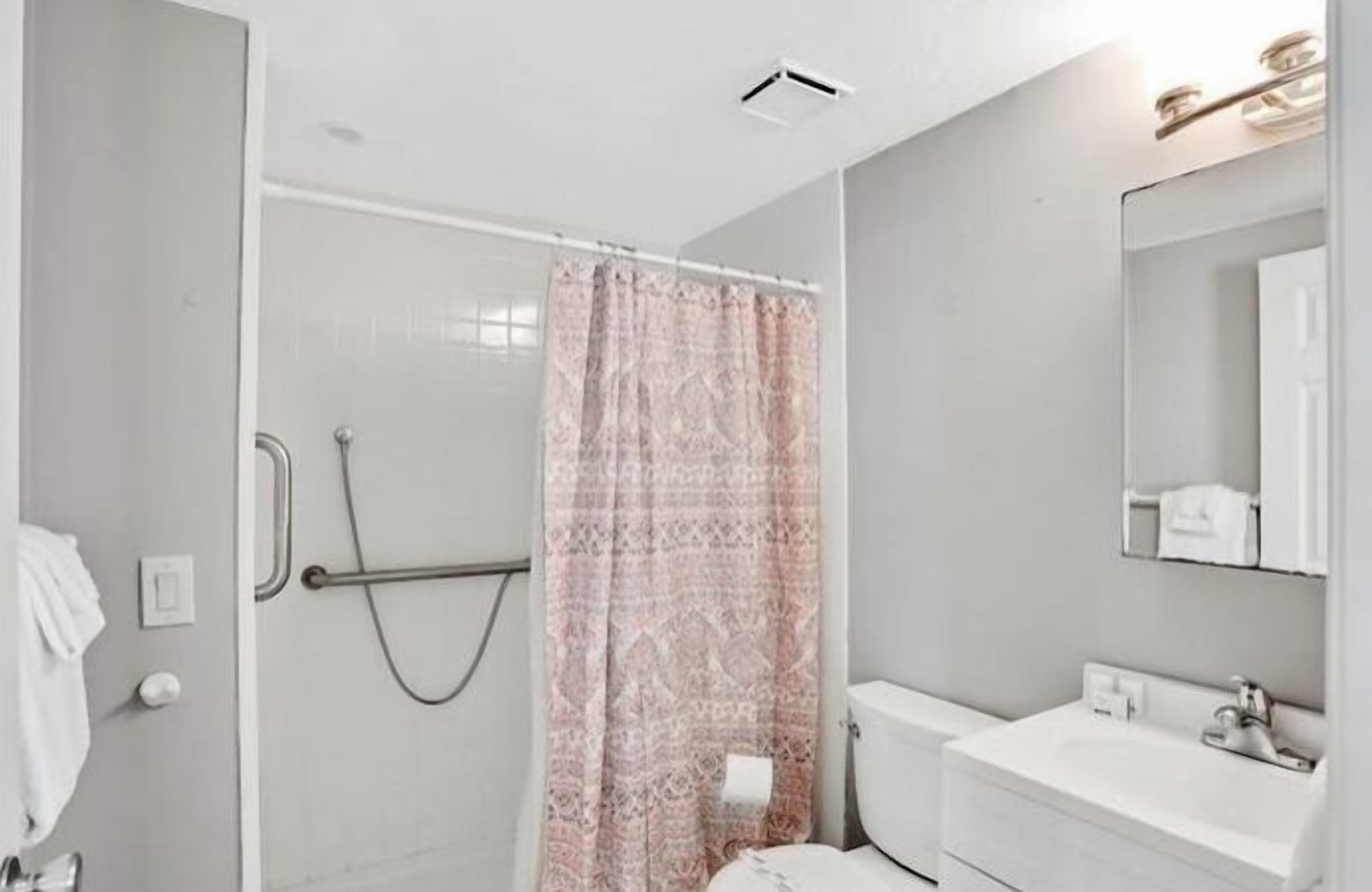 Snowbirds save 50% Clean , pets, beachside apt. Downtown Flagler Beach -Sleeps 4