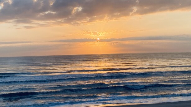 A sunset over the ocean with clouds in the sky. - Snowbirds save 50% Clean , pets, beachside apt. Downtown Flagler Beach -Sleeps 4 (Flagler Beach)