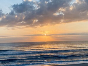 A sunset over the ocean with clouds in the sky. - Snowbirds save 50% Clean , pets, beachside apt. Downtown Flagler Beach -Sleeps 4 (Flagler Beach)