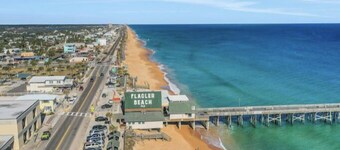 Snowbirds save 50% Clean , pets, beachside apt. Downtown Flagler Beach -Sleeps 4