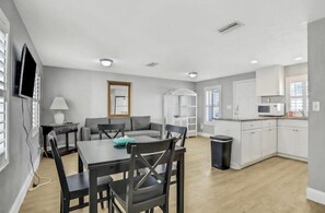 Interior - Snowbirds save 50% Clean , pets, beachside apt. Downtown Flagler Beach -Sleeps 4 (Flagler Beach)