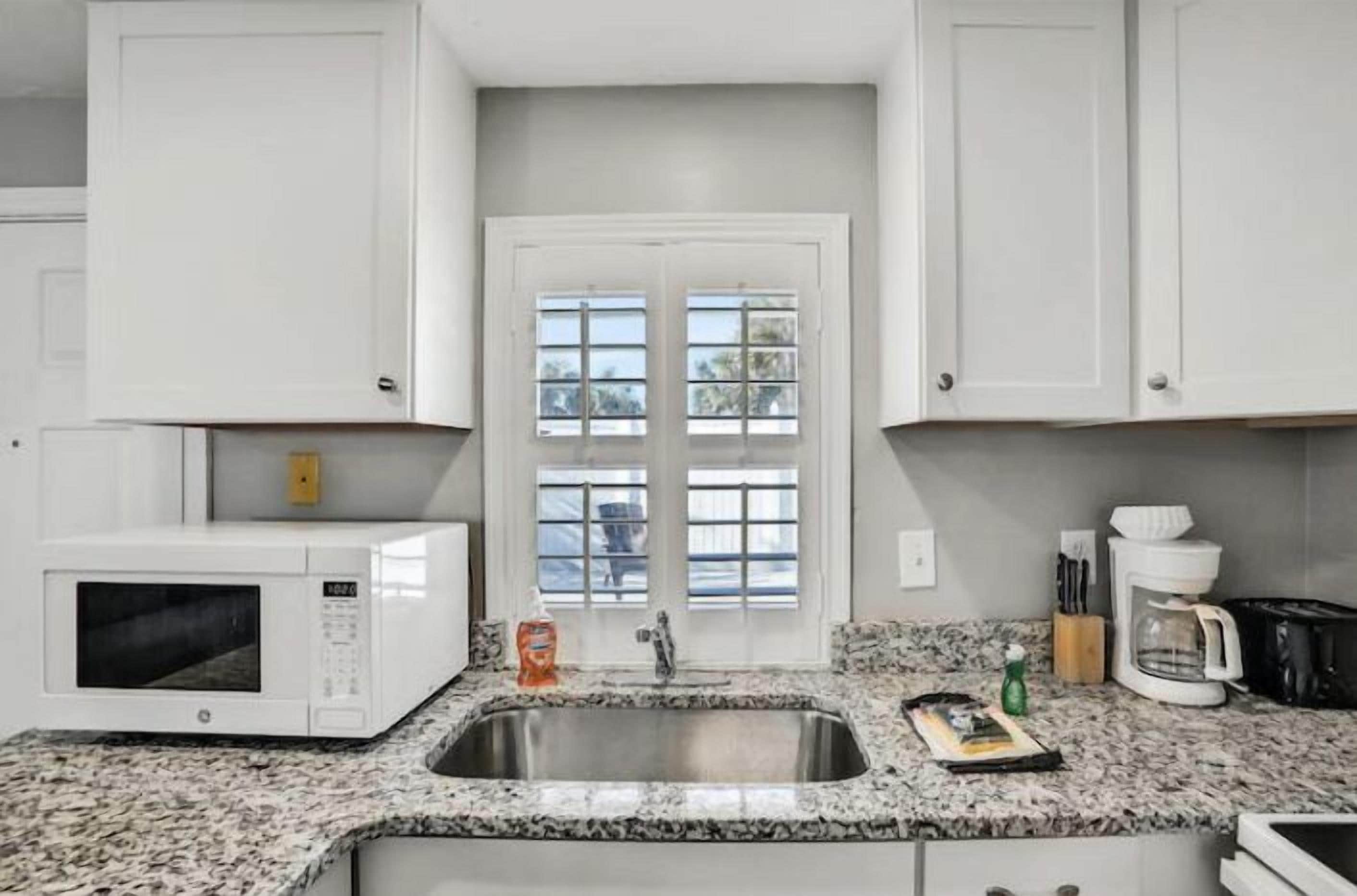 Snowbirds save 50% Clean , pets, beachside apt. Downtown Flagler Beach -Sleeps 4