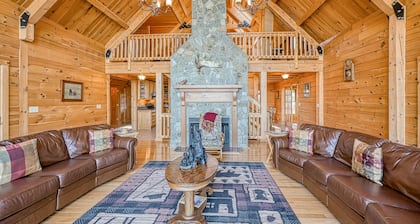 Inviting waterfront cabin with hot tub, kayaks, and beautiful sunsets