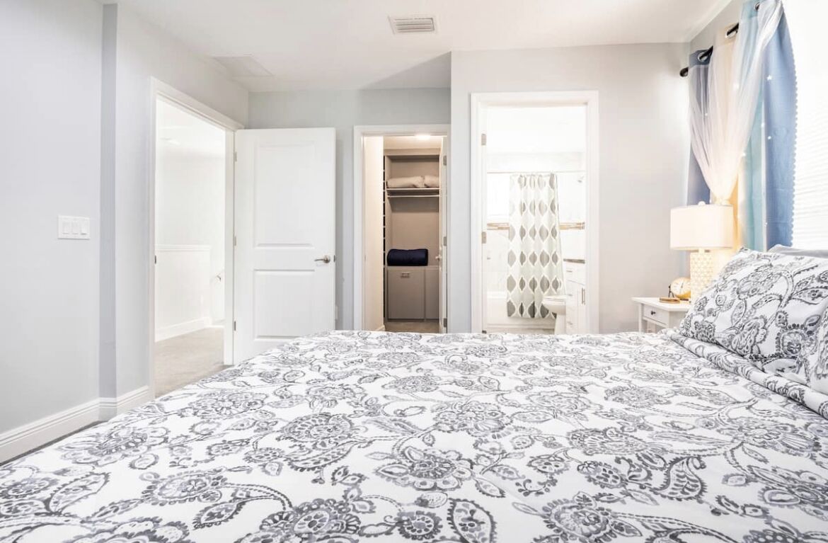 3 bedrooms, desk, iron/ironing board, WiFi (free)