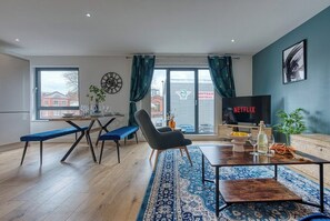 Dining - Two Bed Room City Apartment Southampton near Ocean Village, Sleeps 6 (Southampton)